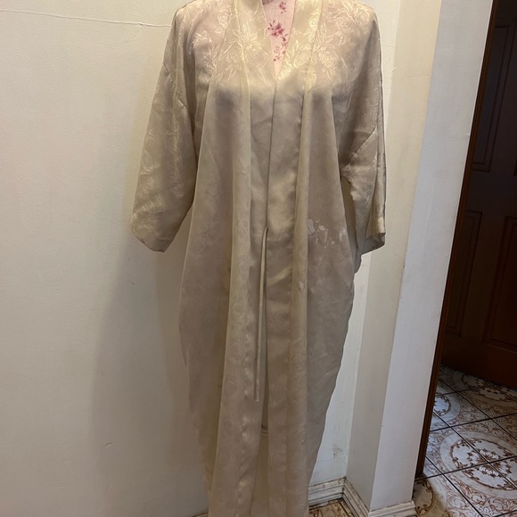 Robes - Picture 1 of 6